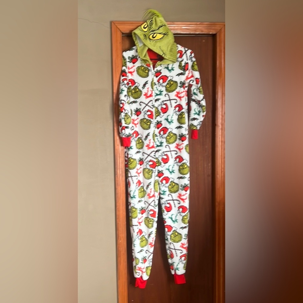 The Grinch one piece zip up pjs XS  0-2